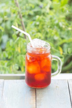 Arka planda Tayland Buzlu Çayı (Black Ice Tea)