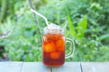 Arka planda Tayland Buzlu Çayı (Black Ice Tea)