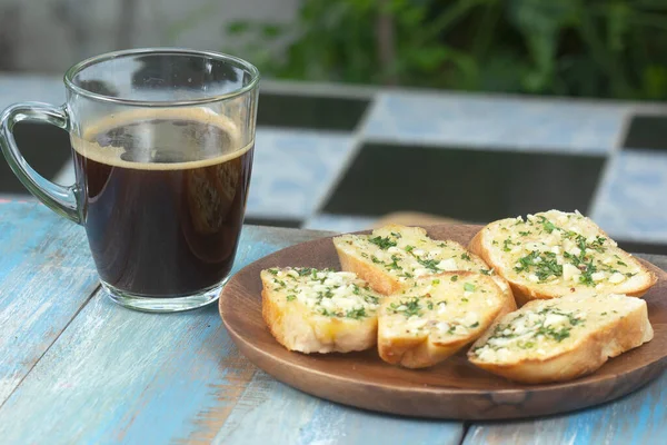 Garlic Bread Wooden Plate Black Coffee Cooking Garlic Bread Concept — Stock Photo, Image