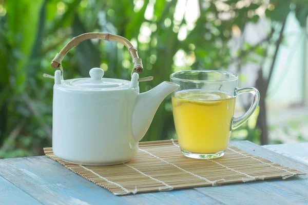 Heißer Tee Tasse Mit Zitrone Und Teekanne Auf Garten Hintergrund — Stockfoto