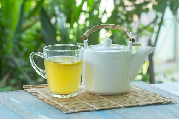 Heißer Tee Tasse Mit Zitrone Und Teekanne Auf Garten Hintergrund — Stockfoto