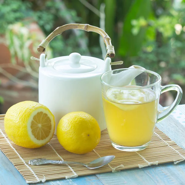 Taza Caliente Con Limón Tetera Sobre Fondo Jardín —  Fotos de Stock