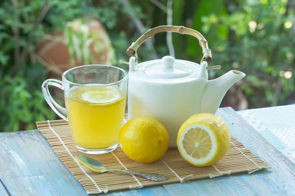 Чашка Горячего Чая Лимоном Чайник Фоне Сада — стоковое фото