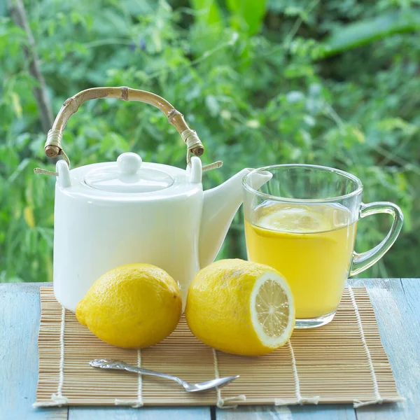 Taza Caliente Con Limón Tetera Sobre Fondo Jardín —  Fotos de Stock