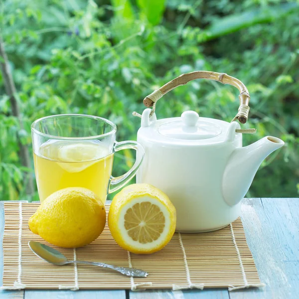 Taza Caliente Con Limón Tetera Sobre Fondo Jardín —  Fotos de Stock