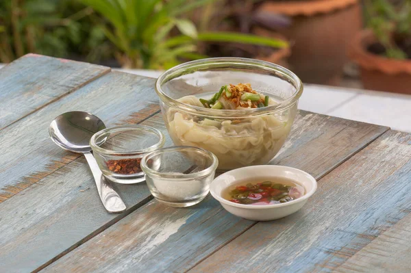 テーブルの上に中華ワンタン豚団子スープ — ストック写真