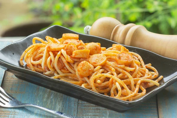 Spaghetti Fried Sausage Black Plate Table — Stock Photo, Image