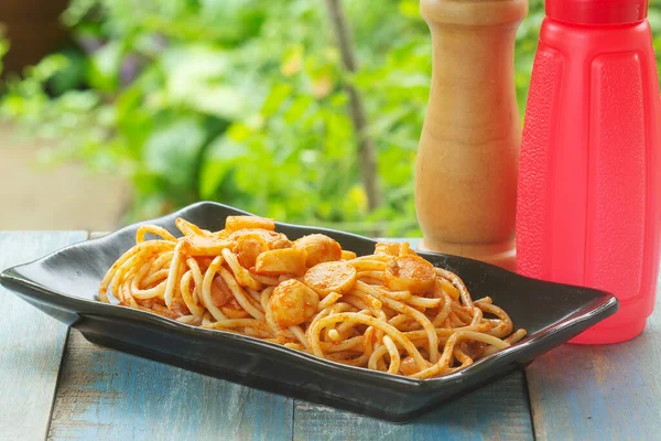 Spaghetti Fried Sausage Black Plate Table — Stock Photo, Image