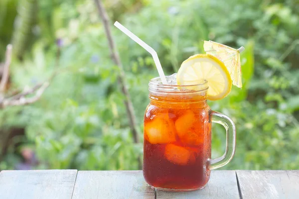 Tajski Ice Tea Czarna Herbata Lodowa Tle Ogrodu — Zdjęcie stockowe