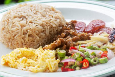 Karışık pilav ve karides ezmesi sosu / Kao Cluk Ka Pi / Tayland yemeği