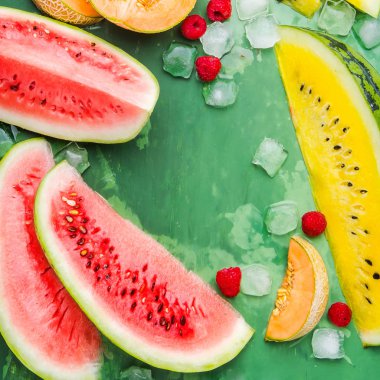 Lezzetli dilimlenmiş karpuz ve kavun