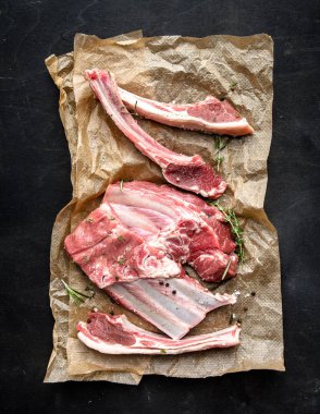 Ham pişirme kağıdı üzerinde pirzola