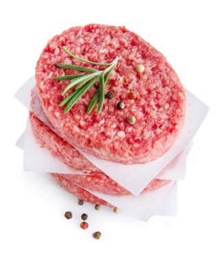 biberiye ve biberiye ile burger pişirmek için kıyma dilimleri, beyaz izole 