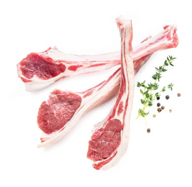 bitkisel yaprakları ve beyaz arka plan üzerinde izole karabiber mısır tohumları ile çiğ pişmemiş kaburga et 