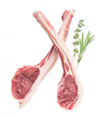 beyaz arka plan üzerinde izole bitkisel yaprakları ile çiğ pişmemiş kaburga et 