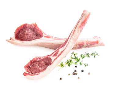 bitkisel yaprakları ve beyaz arka plan üzerinde izole karabiber mısır tohumları ile çiğ pişmemiş kaburga et 