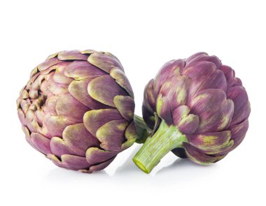 beyaz arka plan üzerinde izole iki bütün enginar kafaları