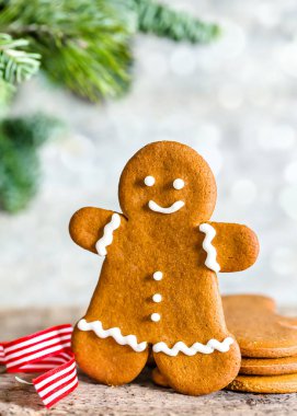 Gülümseyen Noel zencefilli adam