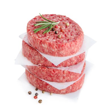biberiye ve biberiye ile burger pişirmek için kıyma dilimleri, beyaz izole 