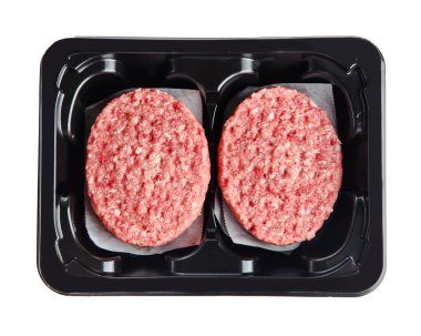 plastik siyah kutuda kıyma, et kıyma, beyaz izole 