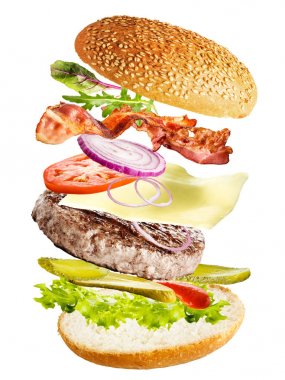 fast food burger malzemeler, sığır eti, domates, peynir, salata, çörekler, soğan, salatalık 