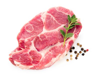 biberiye ve biberiye ile taze pişmemiş et beyaz izole 