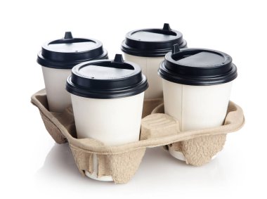 kahve gitmek, dört bardak sıcak sabah içecekleri 