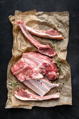 Ham pişirme kağıdı üzerinde pirzola