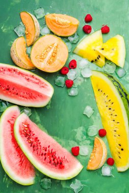 Lezzetli dilimlenmiş karpuz ve kavun