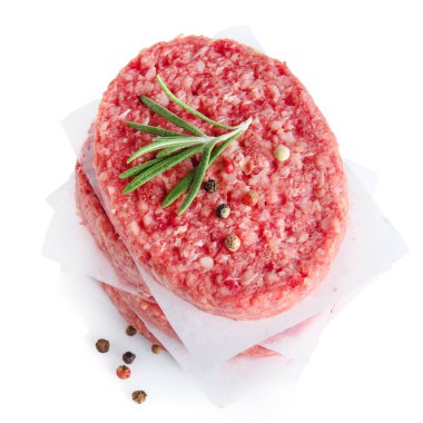 biberiye ve biberiye ile burger pişirmek için kıyma dilimleri, beyaz izole 