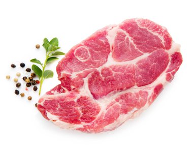 biberiye ve biberiye ile taze pişmemiş sığır eti biftek beyaz izole 