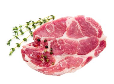 biberiye ve biberiye ile taze pişmemiş biftek beyaz izole 