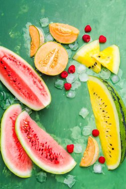 Lezzetli dilimlenmiş karpuz ve kavun