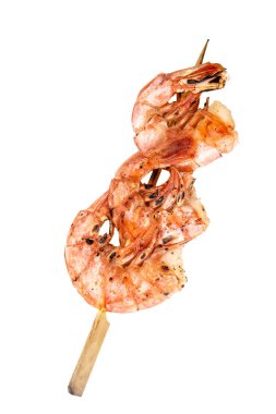 beyaz arka plan üzerinde izole şiş üzerinde gevrek pişmiş kızarmış karides 