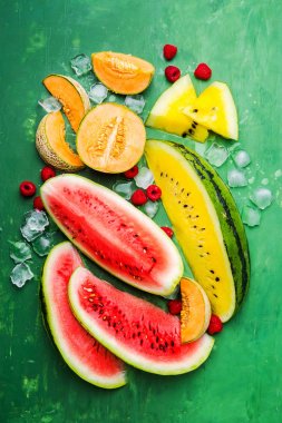 Lezzetli dilimlenmiş karpuz ve kavun