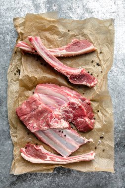 Ham pişirme kağıdı üzerinde pirzola