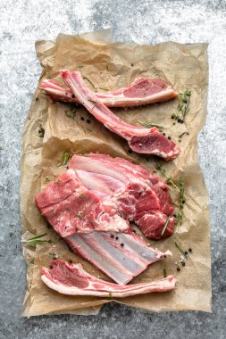 Ham pişirme kağıdı üzerinde pirzola