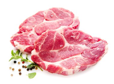 taze pişmemiş et, biberiye ve biberiye ile biftek dilimleri