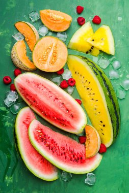 Lezzetli dilimlenmiş karpuz ve kavun