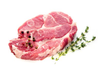 biberiye ve biberiye ile taze pişmemiş biftek beyaz izole 