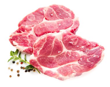 taze pişmemiş et, biberiye ve biberiye ile biftek dilimleri