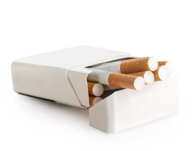 beyaz izole açık kutuda sigara