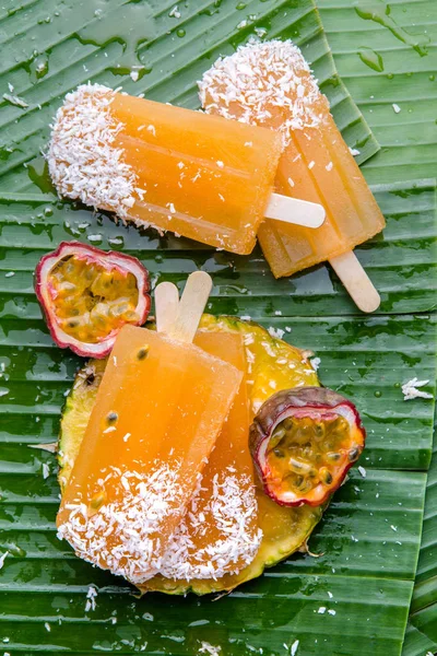 Groene Bananen Bladeren Met Ijsjes Draken Vruchten — Stockfoto