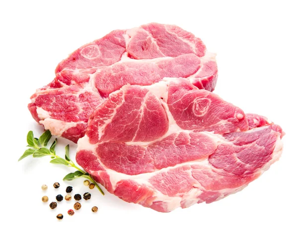Frisches Rohes Fleisch Steakscheiben Mit Rosmarin Und Pfeffer Isoliert Auf — Stockfoto