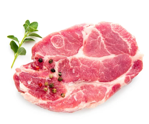 Carne Fresca Não Cozida Com Alecrim Pimenta Isolada Branco — Fotografia de Stock