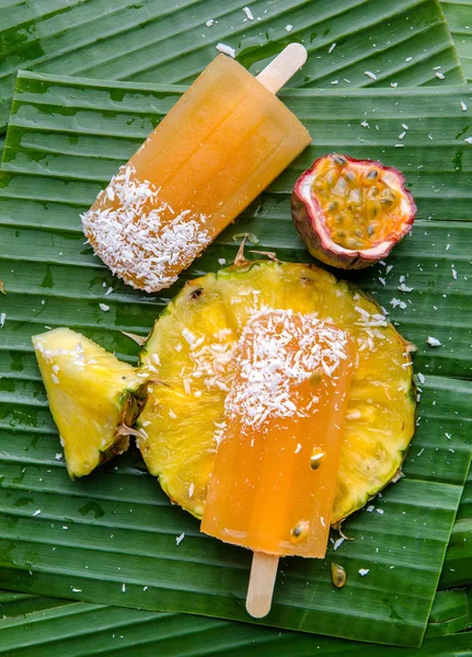 Hojas Plátano Verde Con Helados Fruta Del Dragón — Foto de Stock