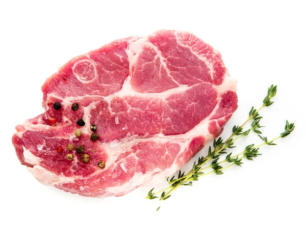 Frisches Rohes Steak Mit Rosmarin Und Pfeffer Isoliert Auf Weiß — Stockfoto