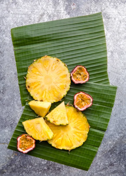 Top Uitzicht Groene Bananen Bladeren Met Ijsjes Draken Vruchten — Stockfoto