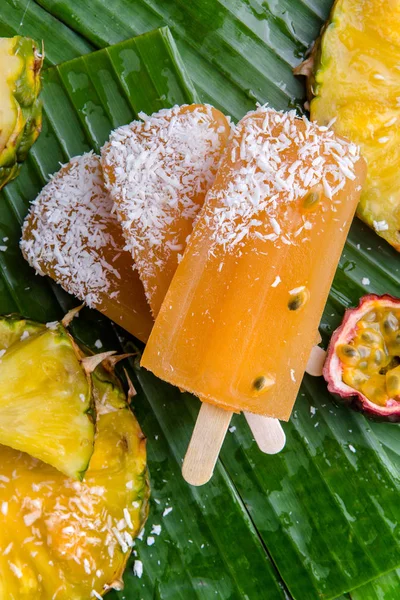 Groene Bananen Bladeren Met Ijsjes Draken Fruit — Stockfoto