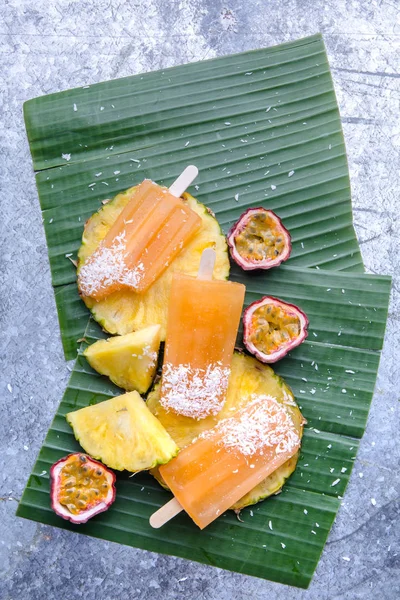 Felülnézet Zöld Banán Levelek Fagylaltokkal Dragon Gyümölcsök — Stock Fotó